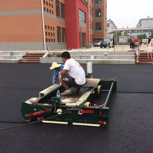 Pavé de voie en caoutchouc 2500mm asphalte monté sur camion <span class=keywords><strong>bitume</strong></span> machine d'épandage de voie en plastique pour aire de jeux - Product Image 1