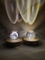 Cadeaux de Noël : Combinaison de veilleuses LED avec base ronde en bois et boules de cristal raffinées – Le cadeau idéal pour les fêtes