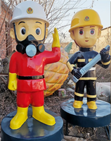 Sculptures en fibre de verre pour l'éducation des parcs extérieurs Statues en résine de pompier avec casque en résine transparente Extincteur