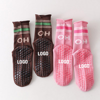 Vente en gros OEM personnalisé de haute qualité Jacquard lettres respirant anti-dérapant coton Fitness Pilates Crew Yoga chaussettes