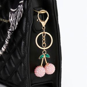 Porte-clés créatif et mignon en forme de cerise, en alliage orné de strass et de diamants, idéal pour voiture, sac ou comme cadeau décoratif. - Product Image 5