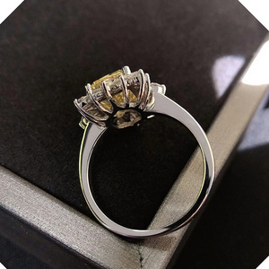 Anillo de Diamantes de Lujo para Mujer F1394, Corte Esmeralda, Centro Amarillo Fantasía, Piedras Laterales Naturales, Estilo Compromiso, en Quilates - Product Image 3