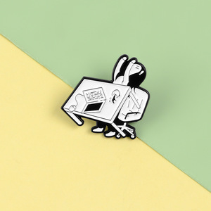 Divertido Pin de Metal Esmaltado en Blanco y Negro con Diseño de Chica Cansada Trabajando, Broche de Joyería con Impresión Tipográfica de Dibujos Animados, Regalo - Product Image 4