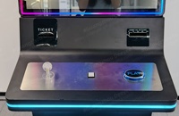 Écran tactile LCD idéal disponible à double écran écran tactile de 23.8 pouces debout en métal machine de jeu d'arcade en ligne