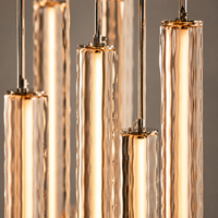 Lustre LED cubique en cristal transparent personnalisé avec lumière douce pour les grands luminaires d'escalier dans les salons de luxe