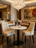 Ensemble table et chaises de restaurant de luxe européen moderne - Table et chaises durables en cuir PU beige avec garniture cloutée pour cafétéria