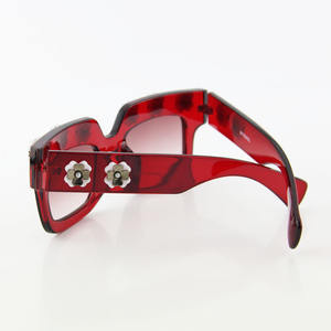แว่นกันแดดทรงสี่เหลี่ยมลายดอกไม้สไตล์บาโรก รุ่น D4-5288 สีแดงสำหรับผู้หญิง ป้องกันรังสียูวี 400 แฟชั่นทันสมัย - Product Image 1