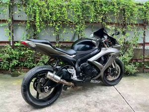 La moto <span class=keywords><strong>Suzuki</strong></span> <span class=keywords><strong>GSX600</strong></span> à quatre cylindres est rapide. - Product Image 5