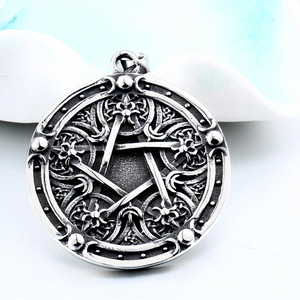 Colgante de regalo para hombre Yunnique, de acero inoxidable 316L, con diseño de rueda solar vikinga y runas Elder Futhark, tallado hueco, estilo gótico vintage. - Product Image 2