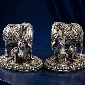 Par de Ídolos de Vaca y Ternero de Latón Plateado Oxidado 7x5x5cm, 100% Latón, Gau Mata Murti, Puja, Decoración del Hogar para Diwali, Regalo Espiritual Hecho a Mano - Product Image 1