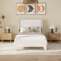 Cadre de lit rembourré minimaliste avec tête de lit haute et base plateforme épurée pour les intérieurs de chambre modernes