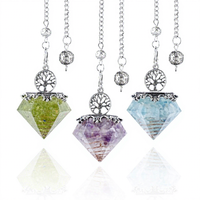 Collier pendentif en cristal naturel avec design en résine en forme d'arbre de vie et copeaux de cristal multicolores