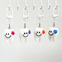 Porte-clés en résine en forme de dents de dessin animé 3D promotionnel, porte-clés en fausses dents, cadeau d'activité de clinique dentaire, accessoires