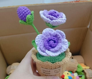 Nuova decorazione creativa per auto per la casa fatta a mano con vaso di lana lavorato a maglia con fiori e piante in vaso campana di rosa - Product Image 3