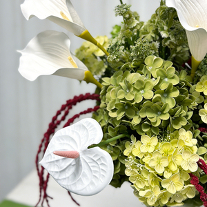 Arrangement floral en soie réaliste sur le thème festif, lys blancs et hortensias verts, accessoire de décoration de mariage - Product Image 3