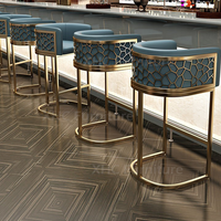 Chaise de bar moderne de luxe en cuir rembourré avec finition dorée, idéale pour îlot de cuisine, bar, bistrot, hôtel, café - Vente flash