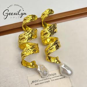 Bijoux Schiaparelli, mode féminine, style rétro, perles irrégulières en forme <span class=keywords><strong>de</strong></span> riz, 10,5-11 mm, clous <span class=keywords><strong>d</strong></span>'oreilles en laiton plaqué or 18 carats - Product Image 4