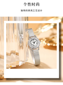 Reloj Elegante Pequeño Vintage con Grabado Navideño para Mujer, con Correa de Espiga, Diseño Dorado Pequeño de Alta Gama - Product Image 3