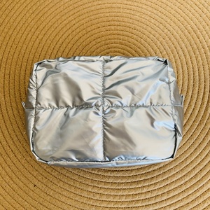 Sacs de maquillage de grande capacité sac cosmétique en nylon métallique sacs de rangement cosmétiques matelassés portables pour femmes hommes en plein air - Product Image 2