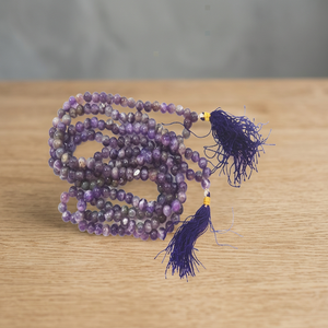 Collier Mala artisanal en Lapis Lazuli bleu, 100 perles, écoresponsable, avec pompon, pierres polies, thème bouddhiste - Product Image 6