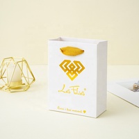 Ensemble de bijoux avec logo en relief, pochette en velours de luxe, boîte cadeau en carton personnalisée avec couvercle blanc clair