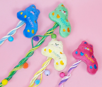 Jouet interactif pour chat : baguette de chat en peluche avec clochette, ruban et pompon pour la poursuite et l'exercice en intérieur – 4 couleurs