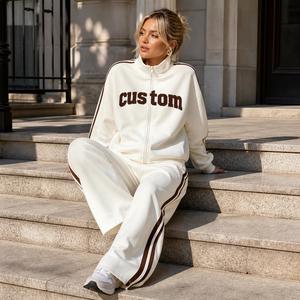 Ensemble de survêtement oversize personnalisé pour femme – Veste imprimée à col montant zippé et pantalon large à rayures latérales – <span class=keywords><strong>Tenue</strong></span> streetwear 2 pièces - Product Image 2