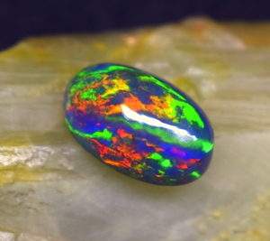 Piedra Preciosa Suelta de Ópalo Natural Multifuego de Alta Calidad de 5.5 CT, Cabujón de 15.8*9.8*6.9 mm para la Fabricación de Joyas - Product Image 4