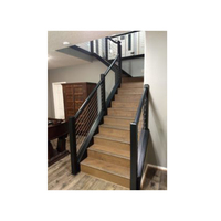 Escalier moderne à double poutre avec marches en chêne et balustrade en acier pour villa