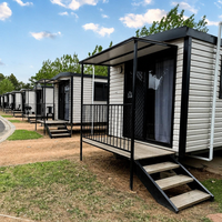 Maison conteneur mobile à toit incliné extensible avec véranda avant, mini-maison préfabriquée sur roues, cabine modulaire robuste et portable