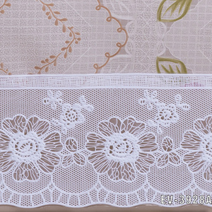Tovaglia in PEVA con stampa floreale e bordo in pizzo - Product Image 6