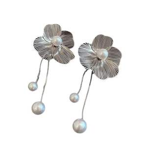 मीठे मोती टास्सेल फूल के फूल की बलियां उच्च अंत हल्के लक्जरी मिश्र धातु कान गहने अद्वितीय अतिरंजित स्वभाव लंबे स्टड डिजाइन - Product Image 6