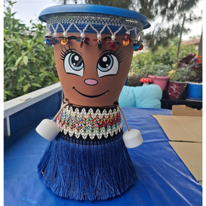 Pot de fleurs décoratif en forme de visage de dessin animé mignon avec jupe à franges bleues et bandeau perlé pour la maison et le bureau - Product Image 3
