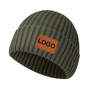 Bonnet Court en Tricot de Haute Qualité avec Écusson en Cuir, Personnalisable pour l'Hiver - Product Image 1