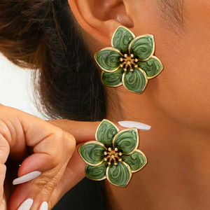 Boucles d'oreilles clous fleur émail vert alliage de zinc acier inoxydable pour femme, bijoux fantaisie, cadeau élégant style rétro - Product Image 1