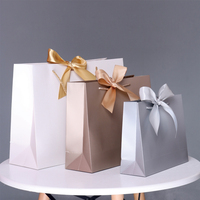 Sacs cadeaux noirs de luxe en papier cartonné avec logo personnalisé en feuille d'or pour la vente en gros