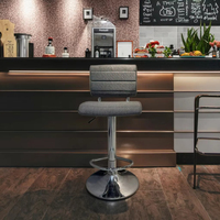 Tabouret de bar commercial moderne et minimaliste à hauteur réglable avec tissu gris et structure métallique, pivotant à 360 degrés, durable, pour usage hôtelier