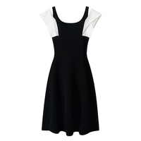 Robe mini trapèze noire minimaliste personnalisée avec volants aux épaules, élégante, sans manches, col carré, en tricot pour femme