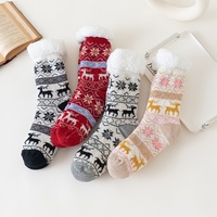 Chaussettes de sol d'hiver pour femmes Chaussettes antidérapantes avec longueur de l'équipage Motifs de points de dessin animé Chaussettes de tapis de neige de confinement chaud à la maison