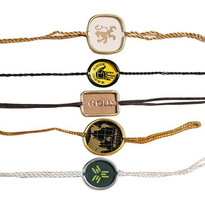 Etiqueta Colgante de Plástico con Logotipo Impreso en Relieve con <span class=keywords><strong>L</strong></span>ámina Dorada, Precio de Fábrica, Marca Personalizada, para Prendas de Vestir - Product Image 5