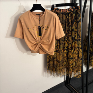 Nouvel ensemble décontracté pour femme : T-shirt à manches courtes cintré avec logo imprimé léopard et lettres, motif Méduse + Jupe en maille imprimée couronne - Product Image 4