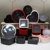Boîte cadeau pour fleurs de luxe en matériaux recyclés, design personnalisé en forme de cœur, couvercle et base transparents, avec ruban