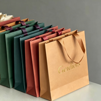Sac cadeau en carton blanc imprimé avec logo personnalisé, conception robuste, aspect élégant pour l'emballage de parfums et la livraison de cadeaux
