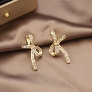 Pendientes de Botón Geométricos de Plata de Ley 925 Chapados en Oro con Incrustaciones de Circonita, Diseño Versátil de Alta Gama con Lazo de Cinta, Personalizados para Mujer - Product Image 2