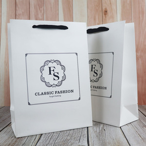 Sac shopping en papier laminé noir de luxe personnalisé avec poignée en ruban, logo personnalisé imprimé, boutique de cadeaux - Product Image 3
