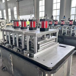 Machine de formage à froid de poteaux en aluminium/galvanisé entièrement automatique à grande vitesse avec moteur PLC haute précision pour garde-corps et clôtures routières - Product Image 2