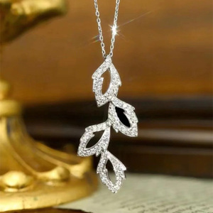 Collana con Ciondolo a Foglia Lunga per Donne, Design Botanico, Accessorio da Collo per Uso Quotidiano - Product Image 1