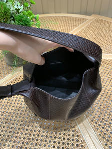 Sacs jeunes de la meilleure qualité en polyester design personnalisé style unique avec motif rayé à la mode avec fermeture à glissière à deux poignées - Product Image 4