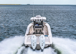Barco de Pesca con Consola Central de Aluminio Kinocean, Yate Deportivo de Lujo para 6-8 Personas con Motor Doble Fuera de Borda en Venta - Product Image 2