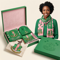 Ensemble cadeau de bonnets en acrylique tricotés personnalisés en gros, rose et vert, avec lettres grecques 1908, souvenir universitaire pour sororité